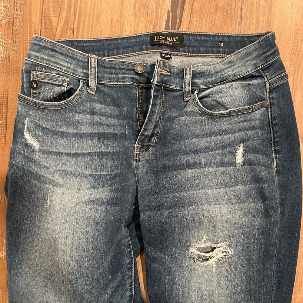 Boyfriend Jeans, slightly distressed